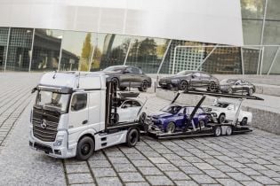 Тягач Mercedes з причепом відтворили у приголомшливому конструкторі