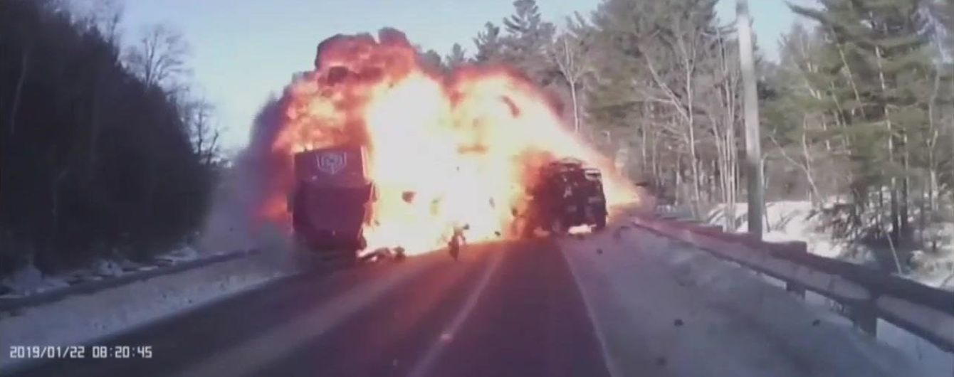 Взрыв и тройная авария. В США видеорегистратор Jeep снял жуткое ДТП
