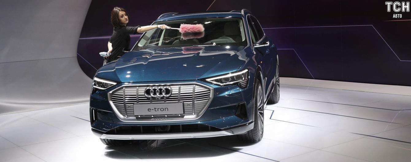 Audi урезала возможности и цену электрокроссовера E-tron