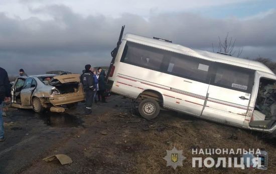 На Одещині легковик зіштовхнувся з маршруткою. 14 людей постраждали, є загиблі
