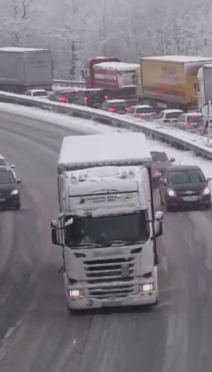 У Німеччині через заметіль обледеніли траси, утворилися довжелезні затори