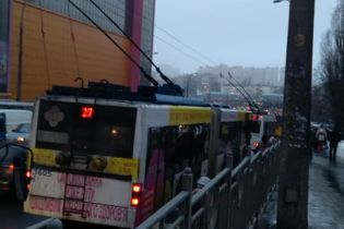 У Києві аварія біля Індустріального мосту паралізувала рух тролейбусів