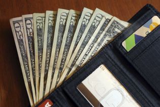 Доллар продолжает дешеветь. Курсы валют Нацбанка на 23 октября