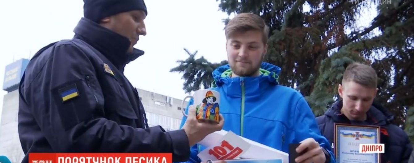 Юноша в Днепре бросился на спасение собачки, которая тонула в ледяной воде