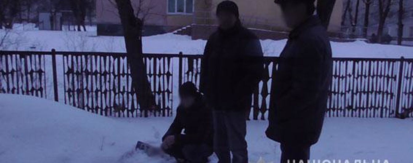 Требовал деньги за краденые номерные знаки. Во Львове задержали автоугонщика