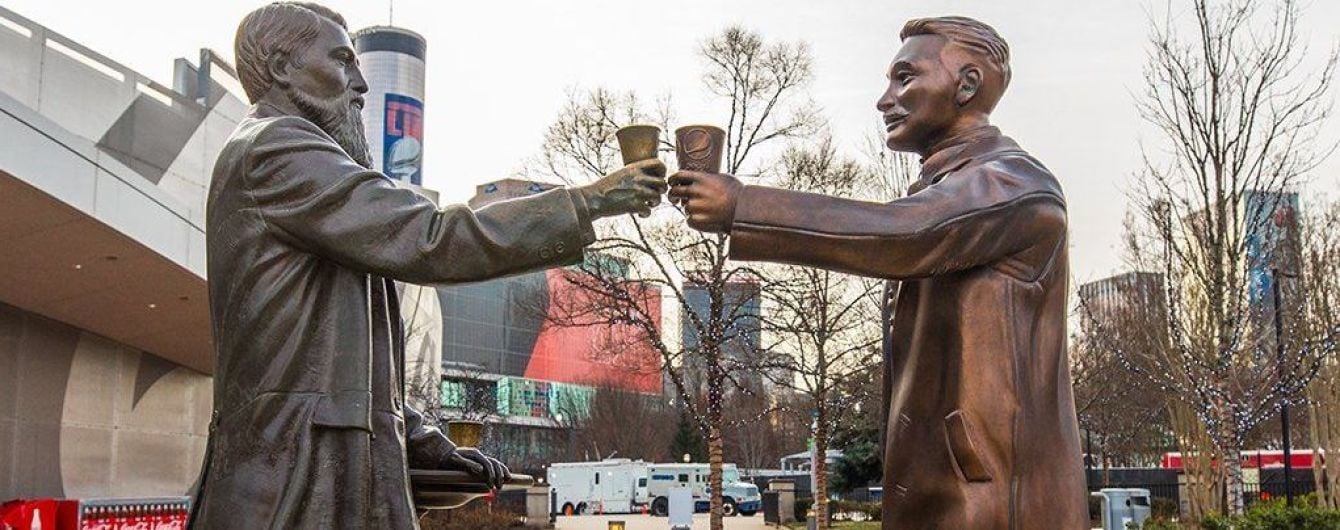 Pepsi поставила возле статуи основателя Coca-Cola свою скульптуру, чтобы помириться