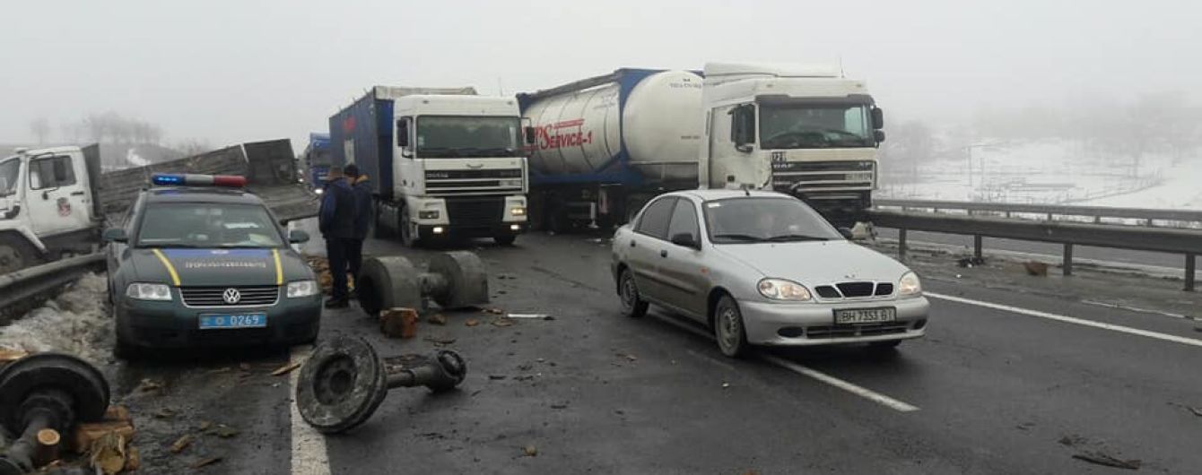 Полиция и дорожники взяли под круглосуточную охрану полуметровую яму на трассе Киев-Одесса