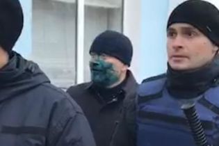 Активиста, который облил Вилкула зеленкой, отпустили под личные обязательства