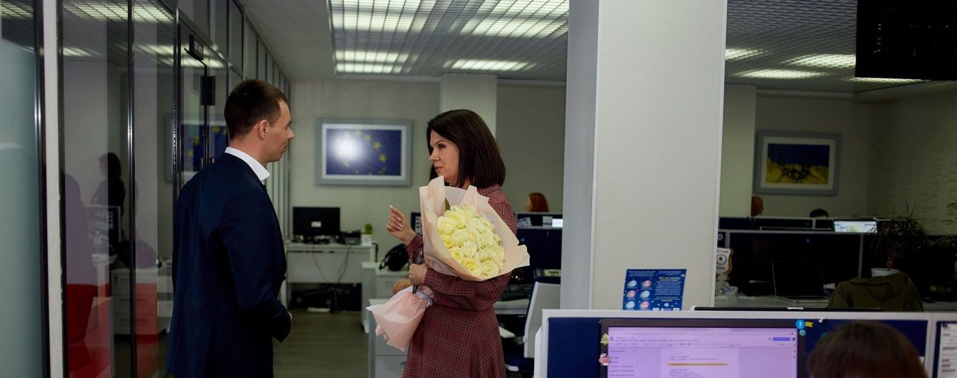 Алла Мазур получила букет белых роз от незнакомца