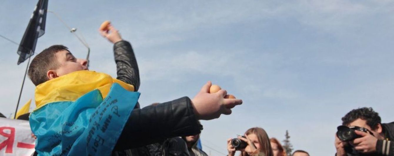 Град из яиц и пакеты с фекалиями: что швыряли украинцы в своих политиков