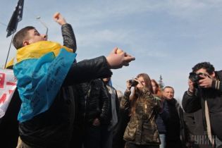 Град із яєць і пакунки з фекаліями: що жбурляли українці у своїх політиків