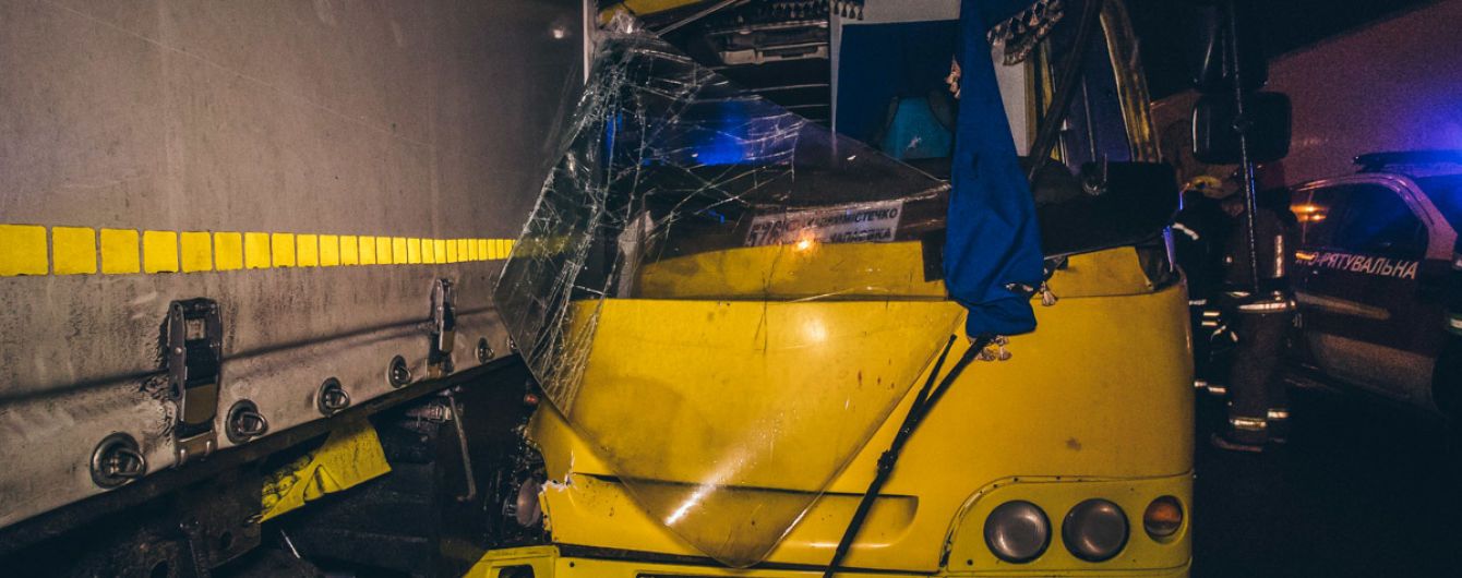 В Киеве маршрутка врезалась в фуру. Есть пострадавшие