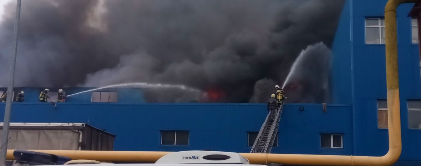 В Киеве вспыхнул пожар на складах возле "Дарынка"