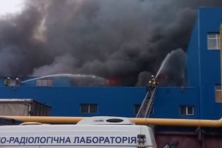 В Киеве вспыхнул пожар на складах возле "Дарынка"