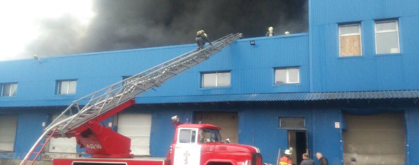 Пожар возле метро "Лесная" в Киеве: за пять часов огонь охватил уже 10 тысяч кв. м. складов