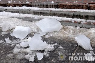 Третья жертва за четыре дня: в Полтаве снежная глыба упала на 18-летнюю девушку