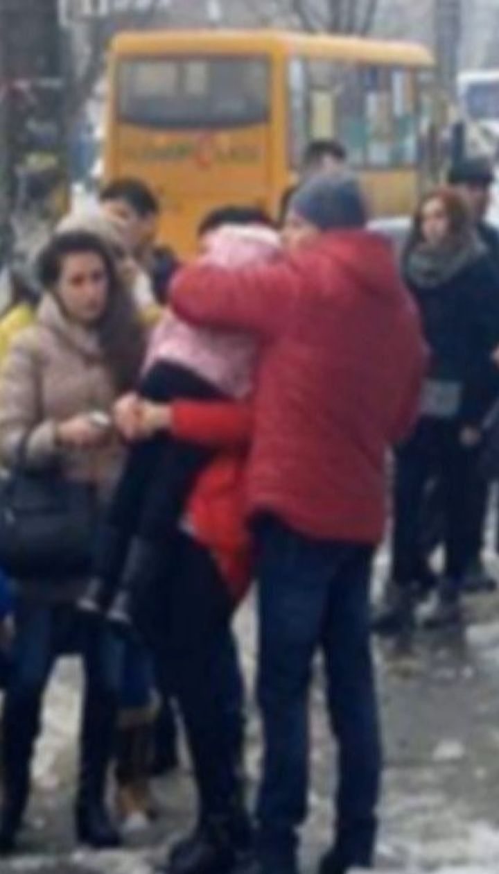 В Полтаве на 6-летнюю девочку упала ледяная глыба