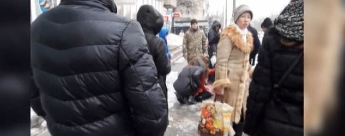 Шестилетняя девочка, которой на голову упала глыба льда, впала в кому