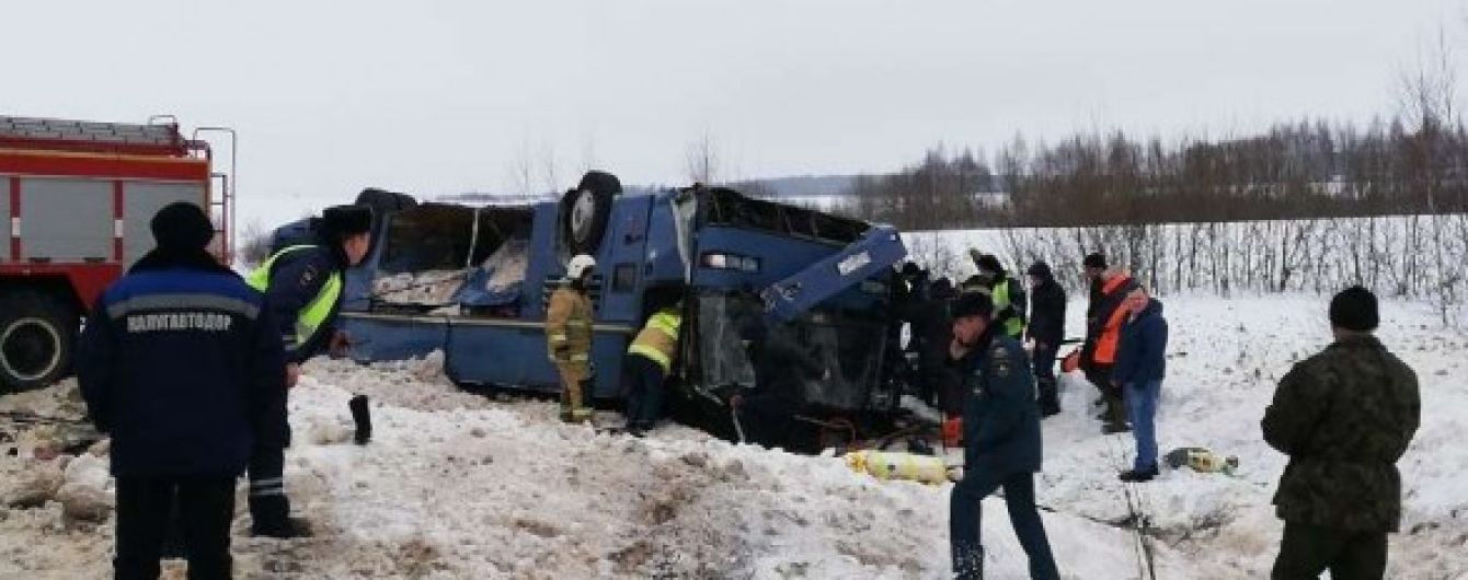 В РФ перевернулся автобус с детьми: есть жертвы