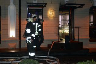 У Дніпрі невідомі підпалили кафе "Коктейлем Молотова", є постраждалі