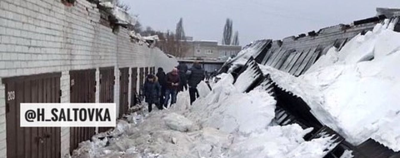 В Харькове под тяжестью снега на людей упала крыша гаражного кооператива