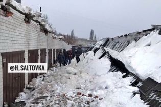 В Харькове под тяжестью снега на людей упала крыша гаражного кооператива