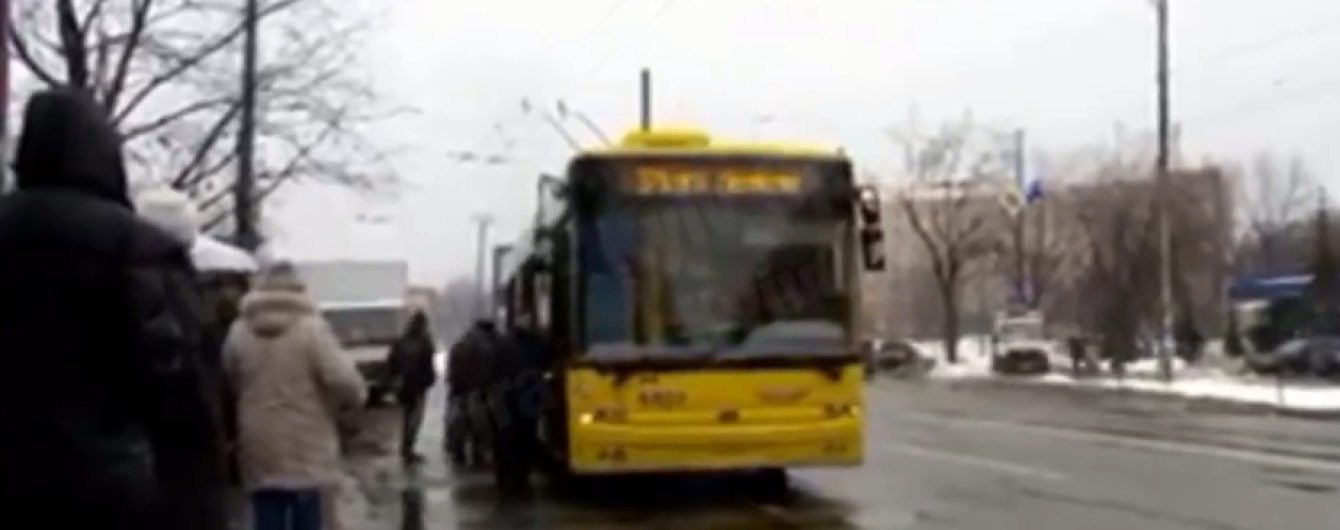 Рух тролейбусів біля Північного мосту у Києві заблоковано через поламку. Відео