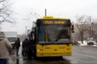 Рух тролейбусів біля Північного мосту у Києві заблоковано через поламку. Відео