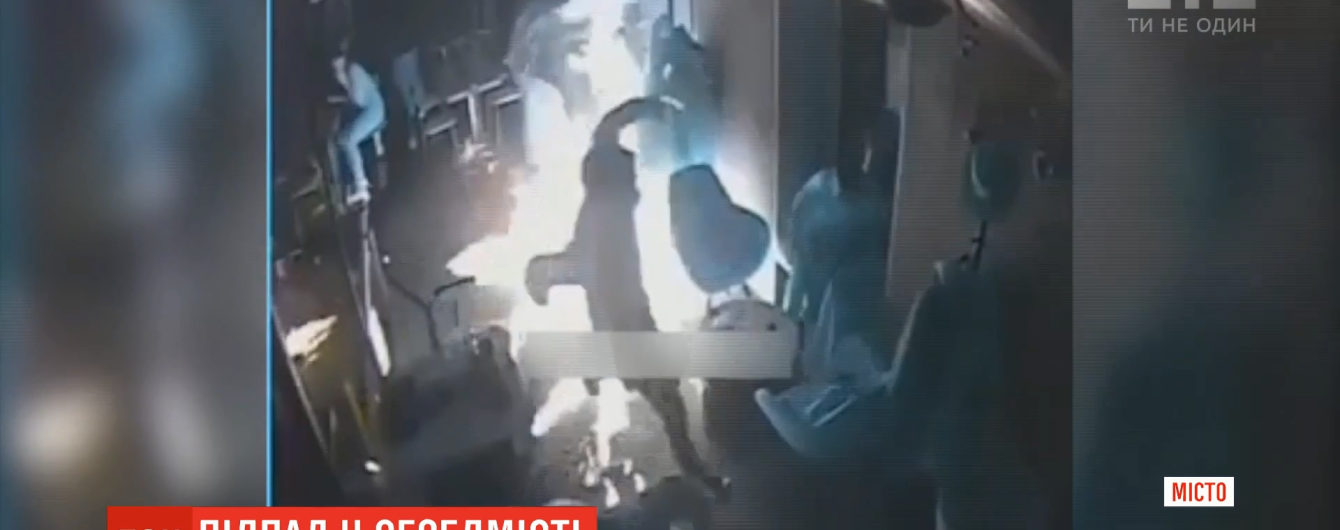 Пламя охватывает все, люди бегут сквозь огонь: видео из кафе в Днепре, в которое бросили коктейль Молотова