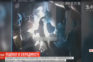 Полум'я шириться миттєво, люди біжать крізь вогонь: відео з кафе у Дніпрі, в яке кинули коктейль Молотова