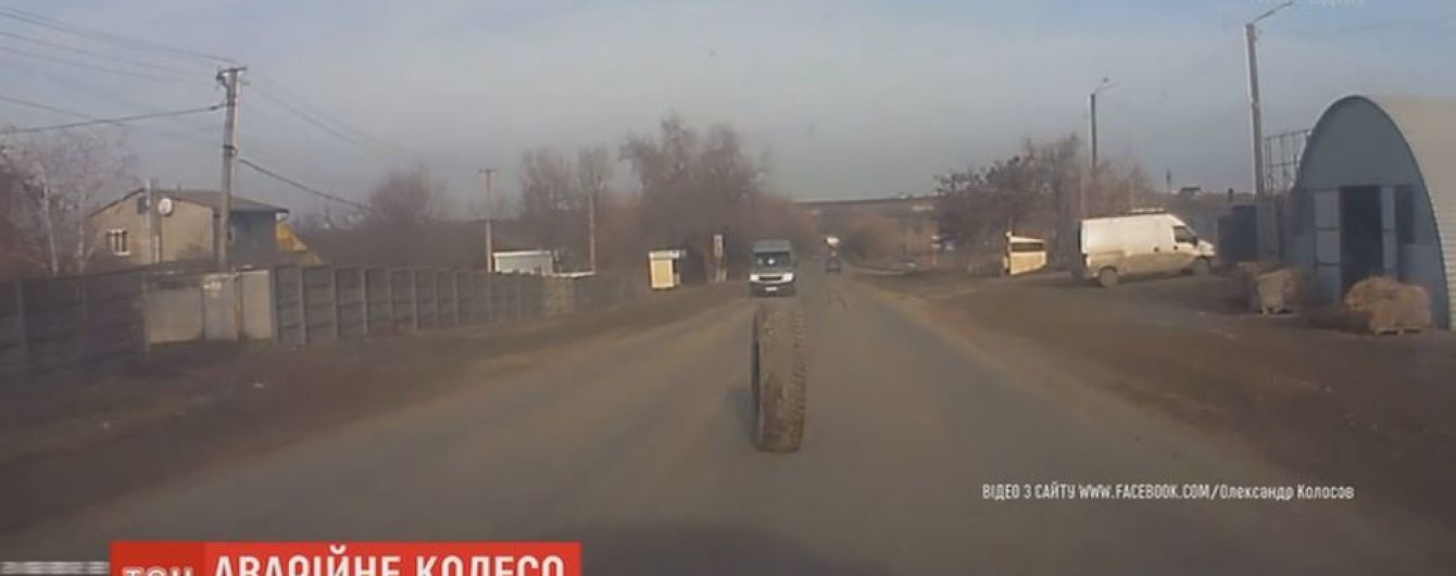 Відірване колесо від вантажівки ледь не спричинило кілька аварій на Одещині