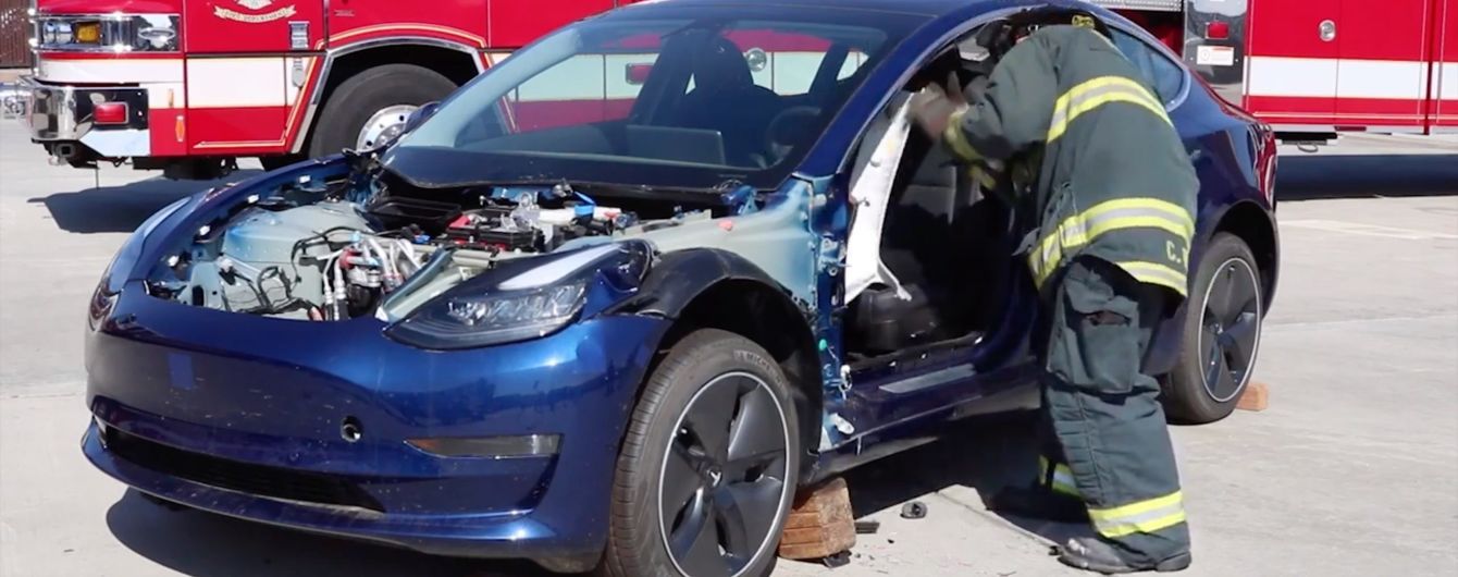 В США пожарные безжалостно распилили целую Tesla Model 3 на видео