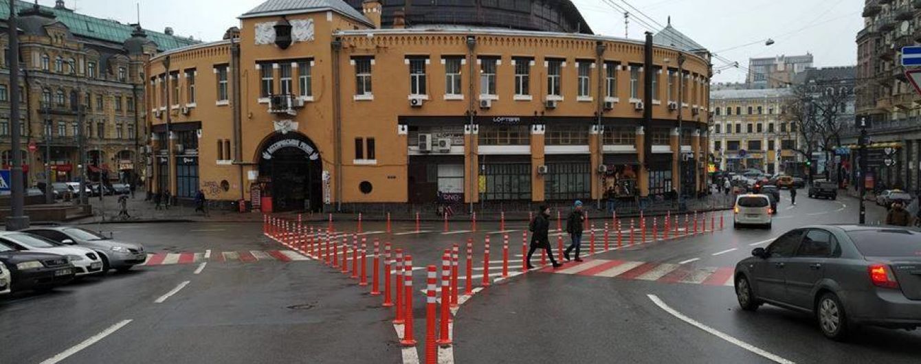 У Києві на Бессарабській площі обгородили острівок безпеки