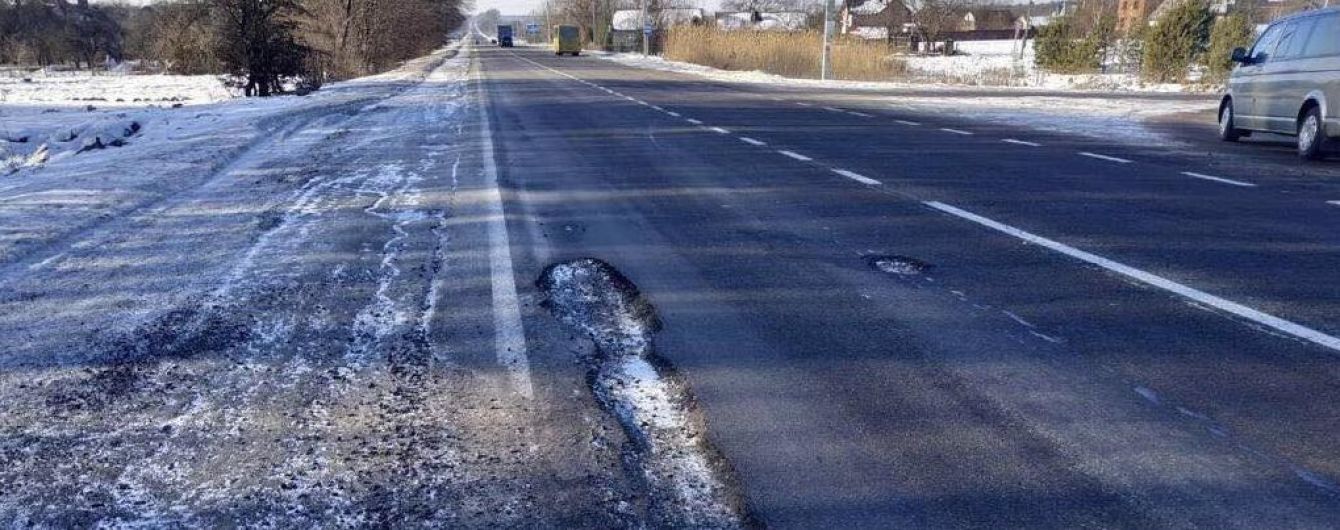 "Укравтодор" возьмется за ямочный ремонт разбитых шоссе уже 8 февраля