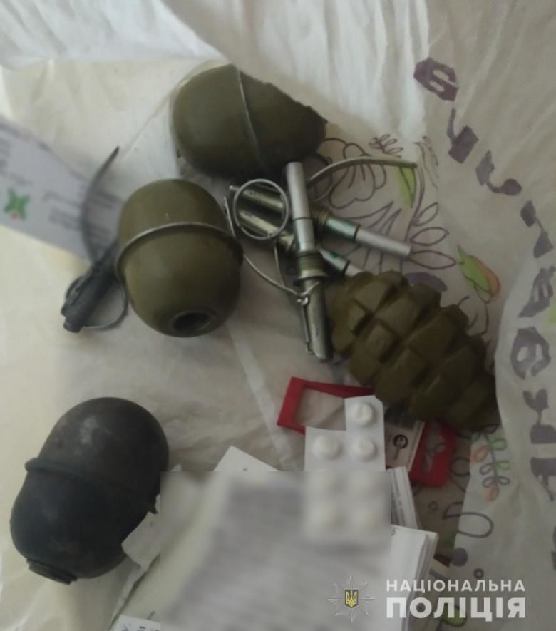 Чоловік продавав гранати в Києві_02