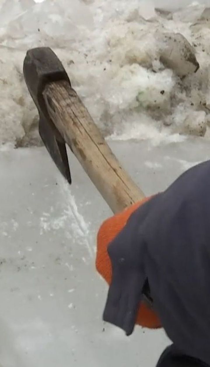 Сосульки и снежные глыбы бомбардируют улицы Полтавы