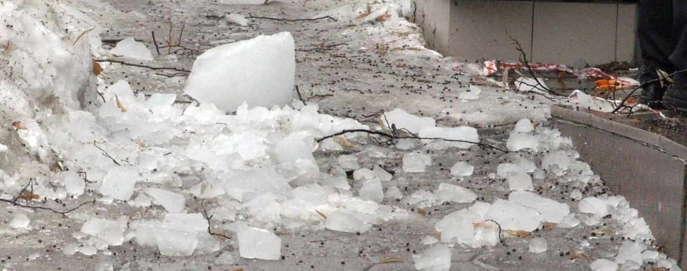 В Полтаве второй раз за три дня и на той же улице ледяная глыба упала на маленькую девочку