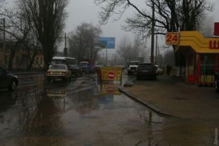 Комунальники навмання шукають місце розриву водогону в Одесі