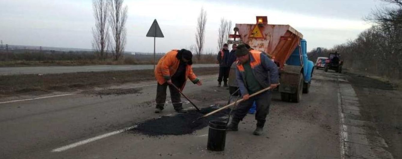 Важное, но разбитое шоссе на Николаевщине дождалось аварийного ремонта