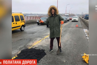 Пробиті колеса змусили водіїв самотужки латати ями на мосту у Дніпрі