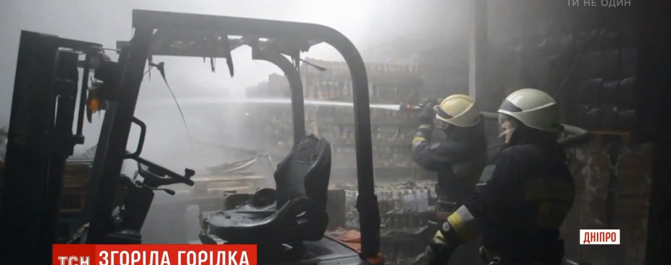 В Днепре огонь уничтожил склад с алкоголем