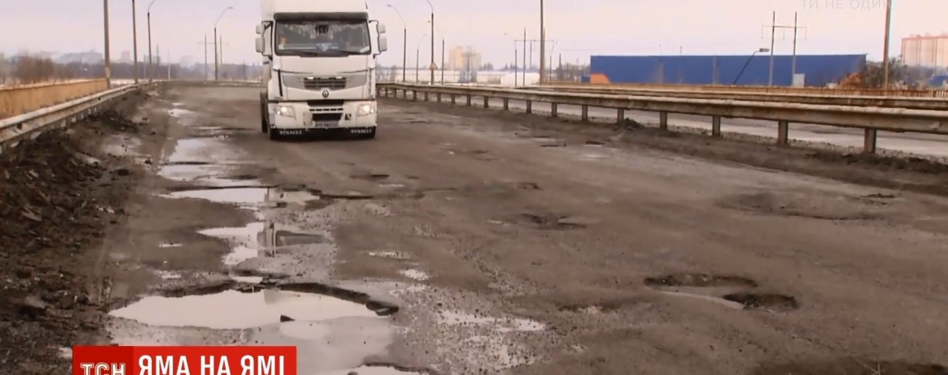 Концентрація ям зашкалює: поліцейські показали найжахливішу дорогу в околицях Києва
