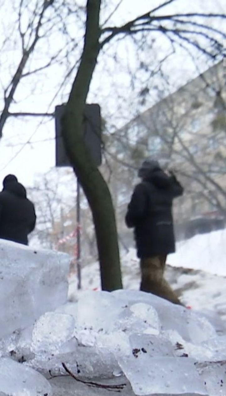 В Полтаве снежная глыба упала на 18-летнюю девушку