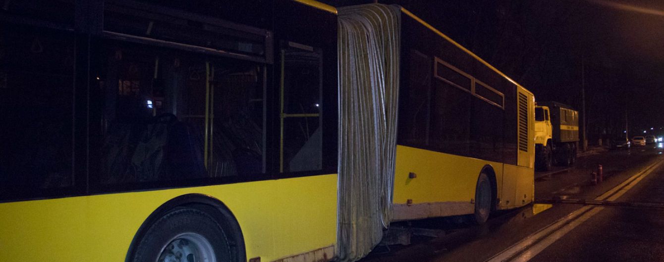 Відірвалося дно: у Києві розвалився пасажирський автобус