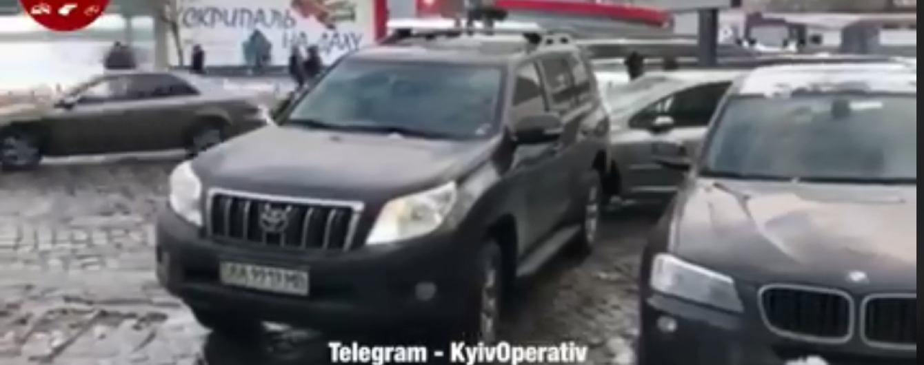 Герой дня. У Києві водій Toyota "покарав" Peugeot за неправильну парковку