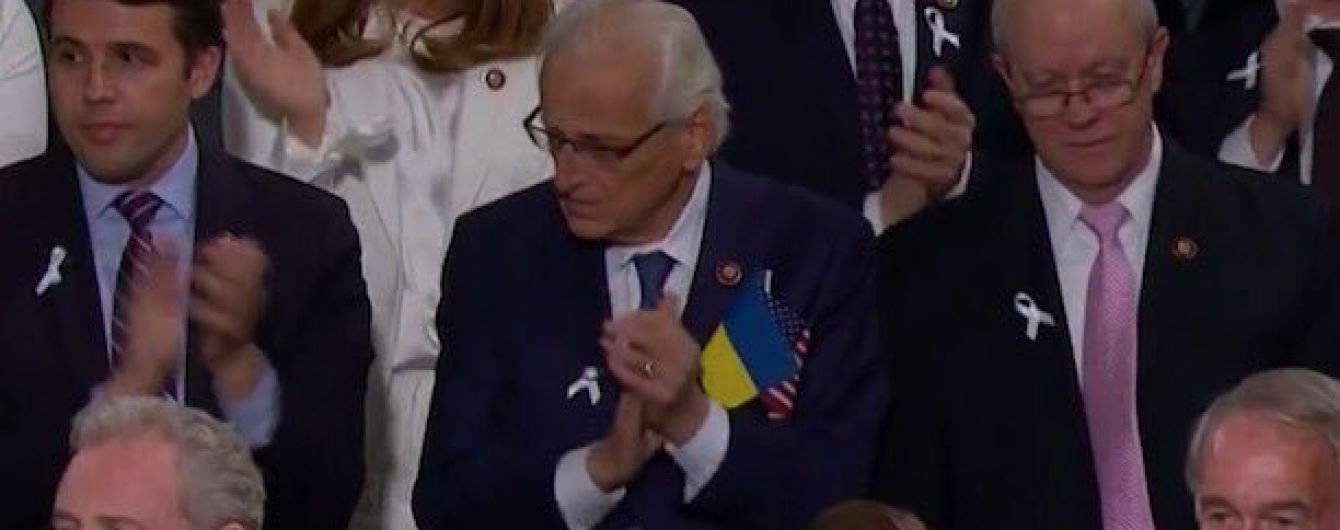 Американский конгрессмен пришел на речь Трампа с украинским флагом