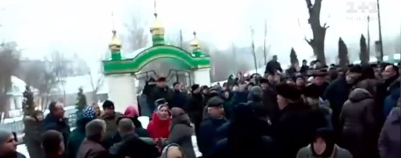 На Тернопольщине прихожане Поместной церкви и сторонники МП воюют за церковь