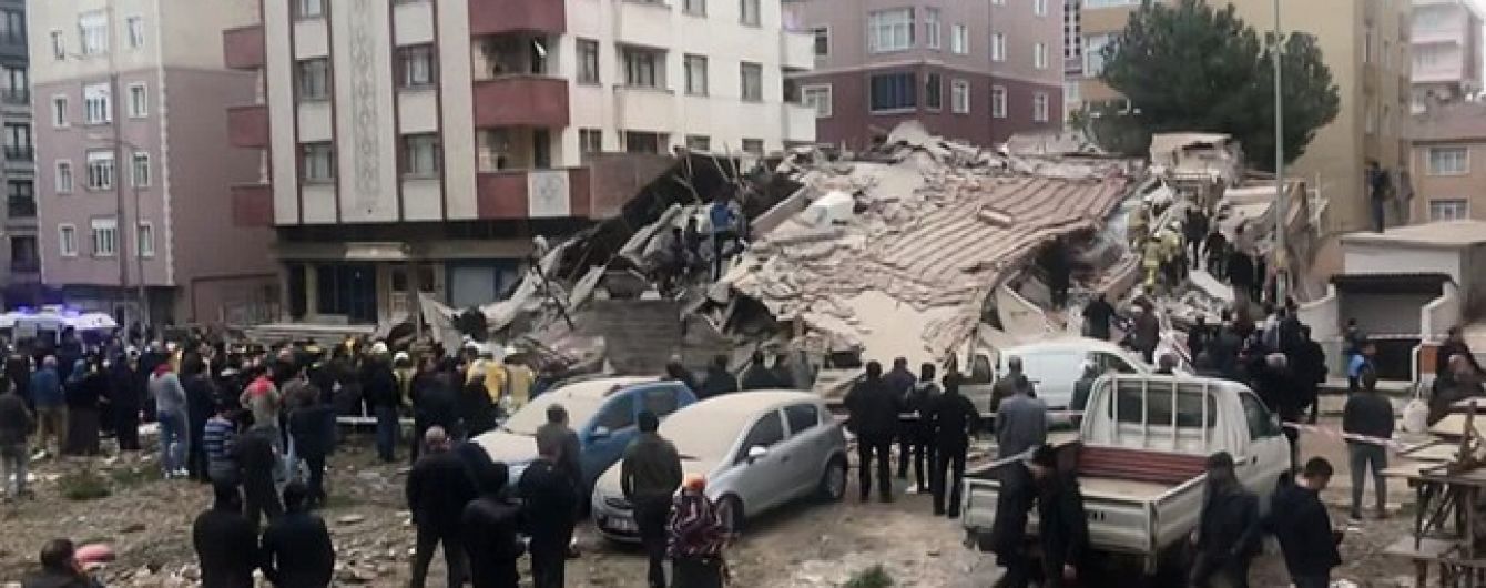 В Стамбуле рухнул восьмиэтажный дом: есть погибший