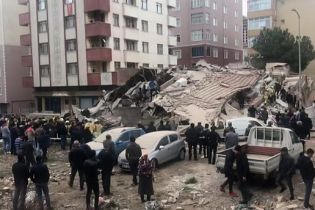 В Стамбуле рухнул восьмиэтажный дом: есть погибший