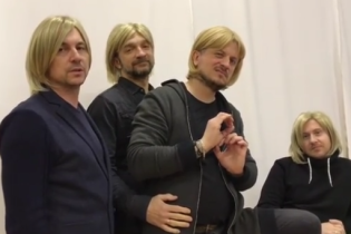 "Вовчиці" під контролем: учасники "Другої ріки" у білих перуках звернулися до Винника